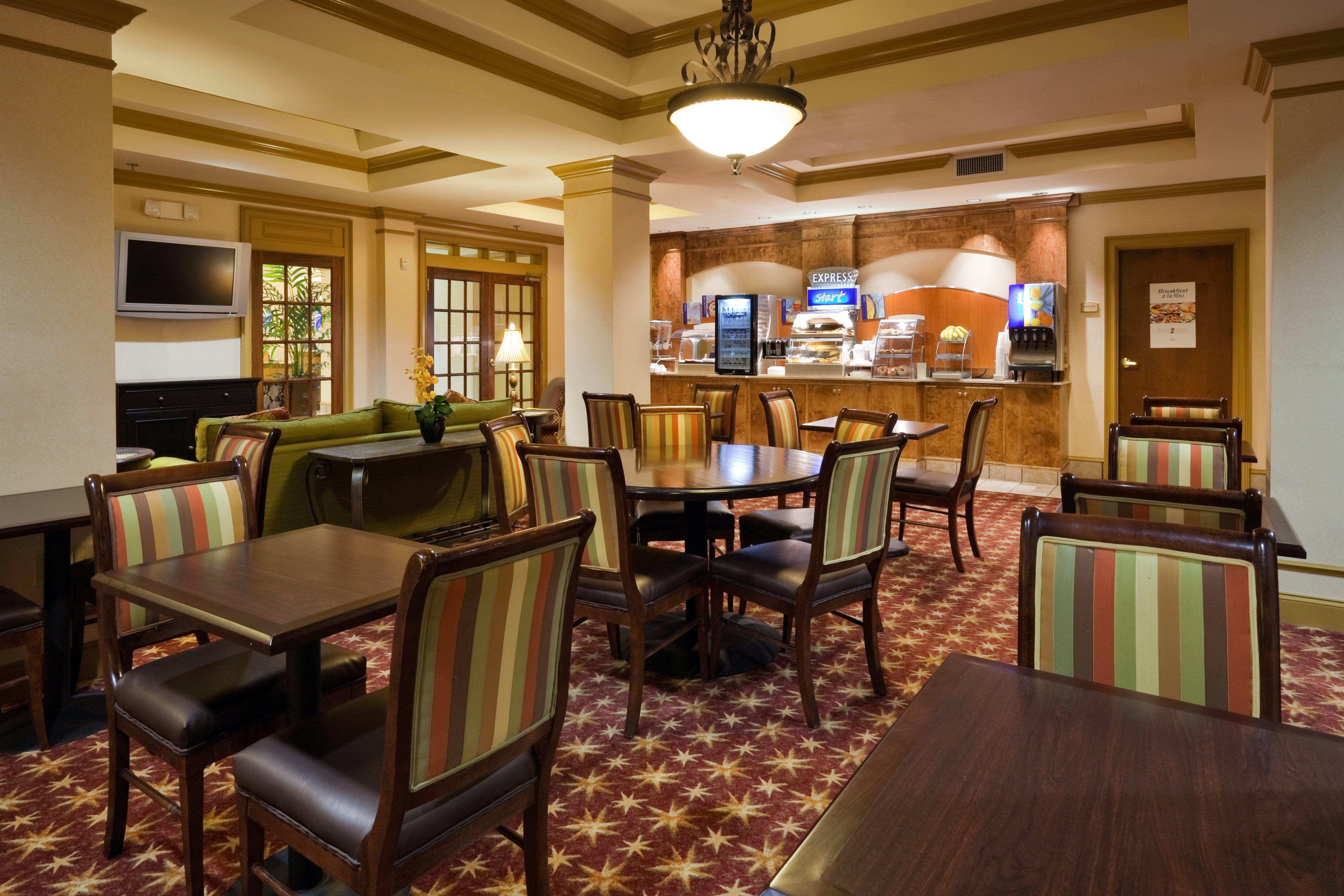 Holiday Inn Express Hotel & Suites Pell City Exterior photo
